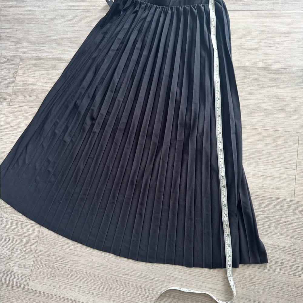 Elegant Black Pleated Skirt
